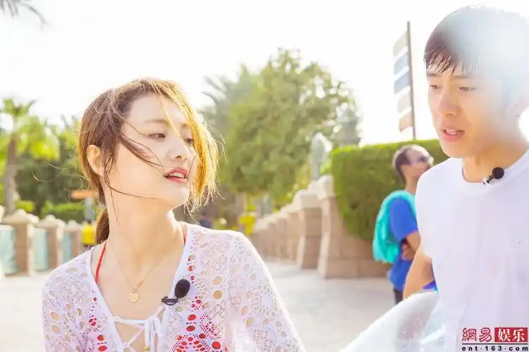 郑爽穿性感透视装与井柏然戏水