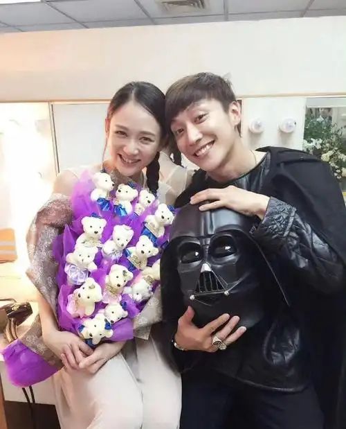 陈乔恩和乔任梁父母一同扫墓7年不忘老朋友谁说娱乐圈没真情