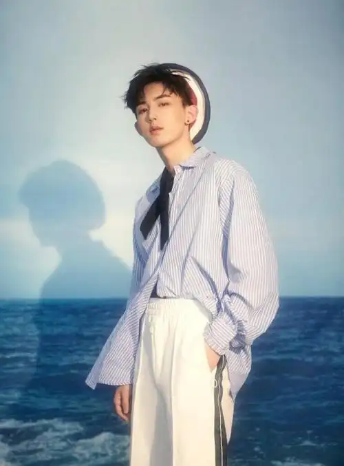 郭俊辰条纹衬衣配白色裤子,尽显男神范,像个高贵公子