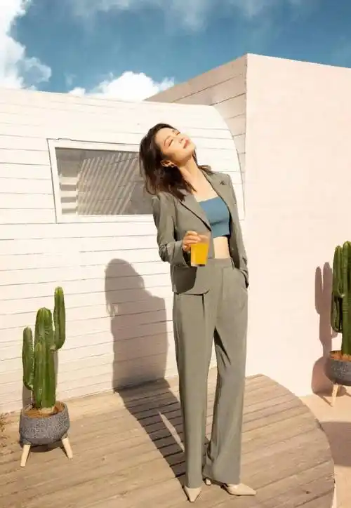 原创气质休闲皆有的穿搭还得学李沁精致清新的设计真是超优雅的呢