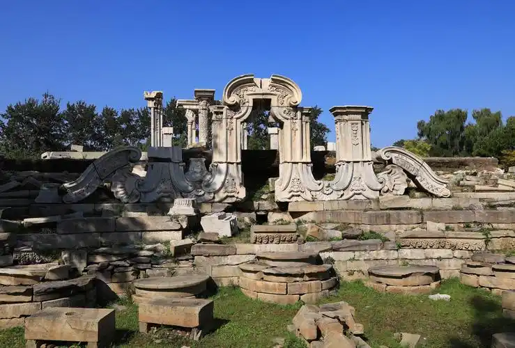 圆明园被烧坏散落一地的石头残骸及断壁残垣.