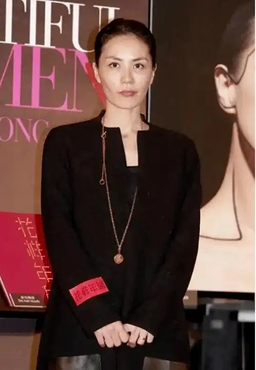 原创54岁王菲素颜出镜跟大妈无异老到认不出瘦弱让人心疼