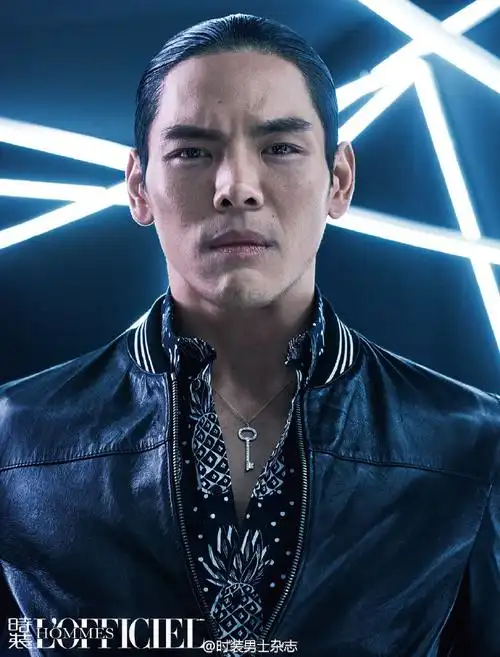 以功夫见长的@向佐jackyheung,总会在不经意散发出一种坚强硬朗的男子