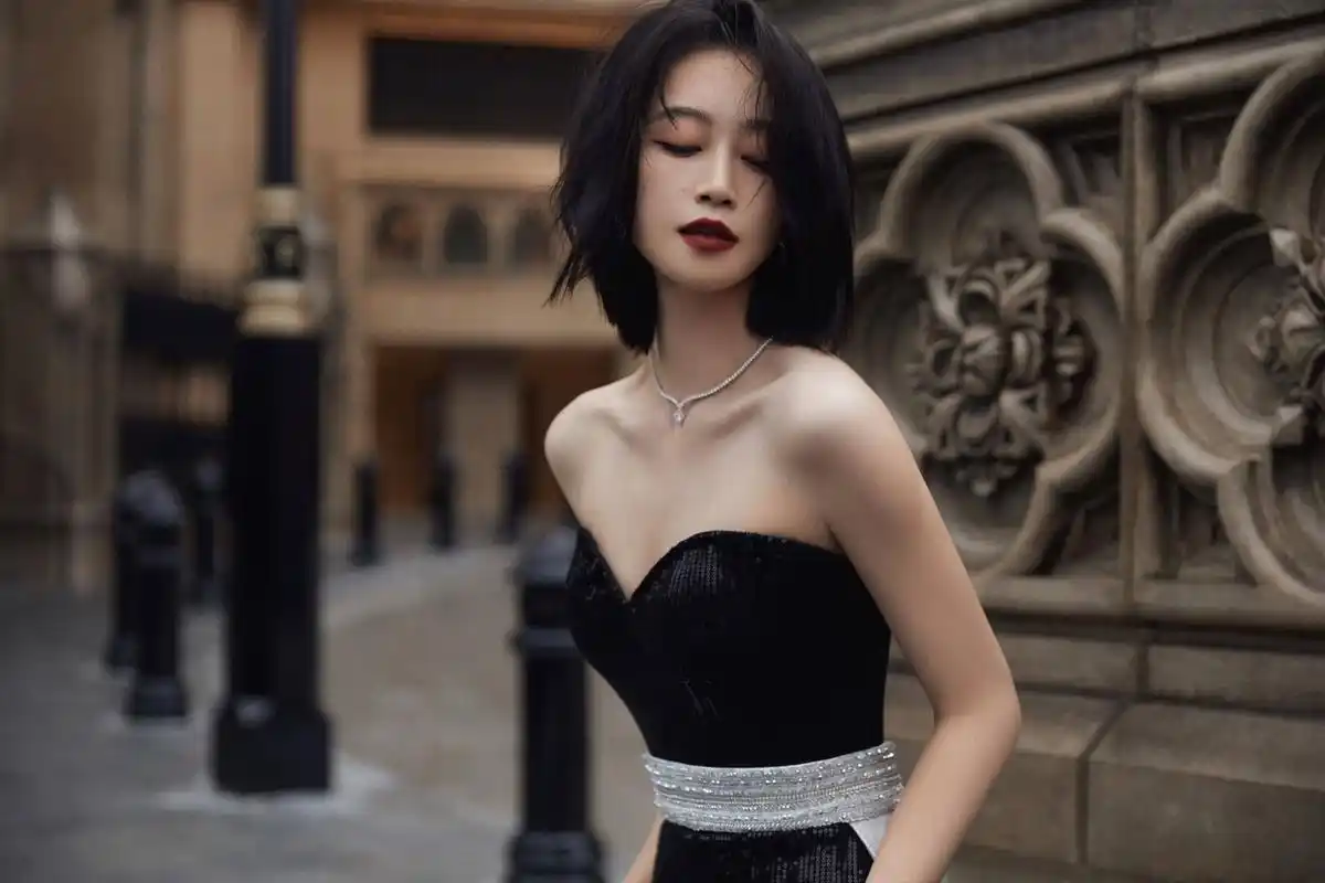 蓝盈莹瘦而不柴,穿抹胸裹身裙,s形曲线完美,看上去玉女感与诱惑力并存