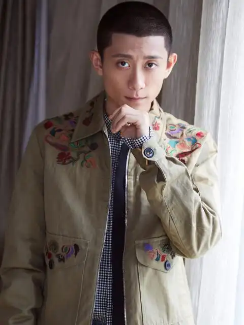 男星寸头照:张一山帅气千玺普通,看到许凯:两眼放光!