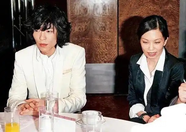 帮他赚上亿房产为他挡黑道大萧敬腾13岁的新婚妻林有慧很有手腕