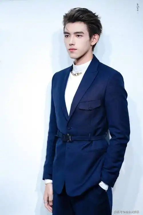 原创21岁陈飞宇西装造型好帅气梳大背头宛如贵公子侧颜好迷人