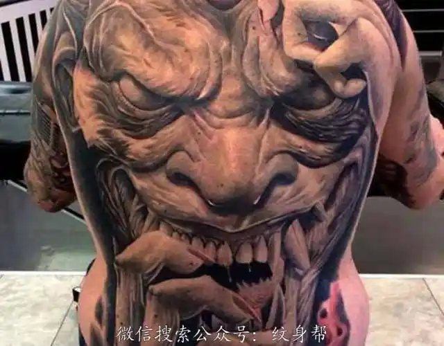 满背惊人的怪物女巫脸纹身图案