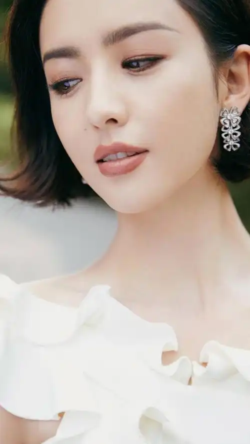 演员佟丽娅,美丽大方,优雅端庄,既是演员又是舞者,来看美照|天涯赤子