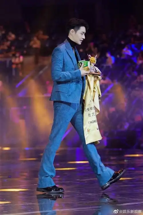 张艺兴连拿4个奖#张艺兴对奖项真是大包大揽了,归国四子里舞台的活跃