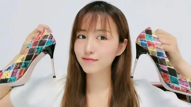 珂珂新买了一双高跟鞋颜色很特别上脚效果特别的洋气