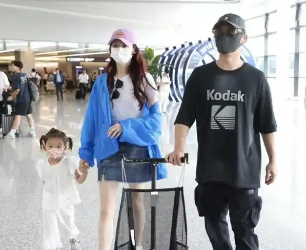 郑恺一家三口韩国度假归来,辣妈苗苗秀小蛮腰,3岁女儿长相秀气