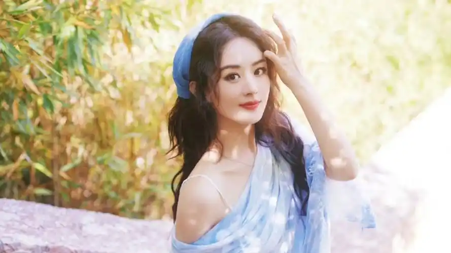 太飒!赵丽颖女团风造型,吊带配红发新潮又大胆