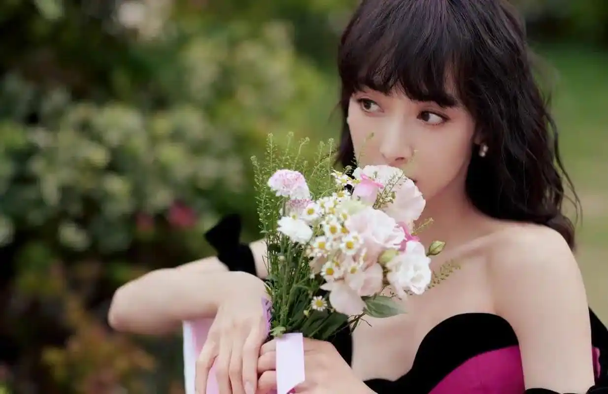 宋茜 玫瑰粉色连衣裙 夏日生活打卡季 迷失森林的精灵[比心]