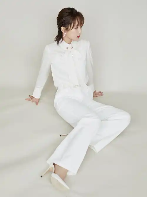 杨紫风格大变甜美少女变身霸气御姐利落裤装气场十足