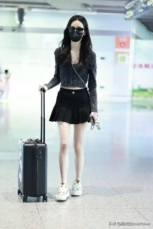 陈都灵北京到达,牛仔上衣搭黑色短裙时尚甜酷_机场