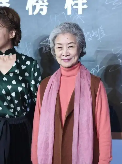 吕中嫁给小学同学一对儿女是国人骄傲如今81岁仍活跃荧屏