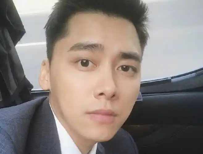 原创李易峰出席活动生图曝光和精修图差别大这颜值是认真的