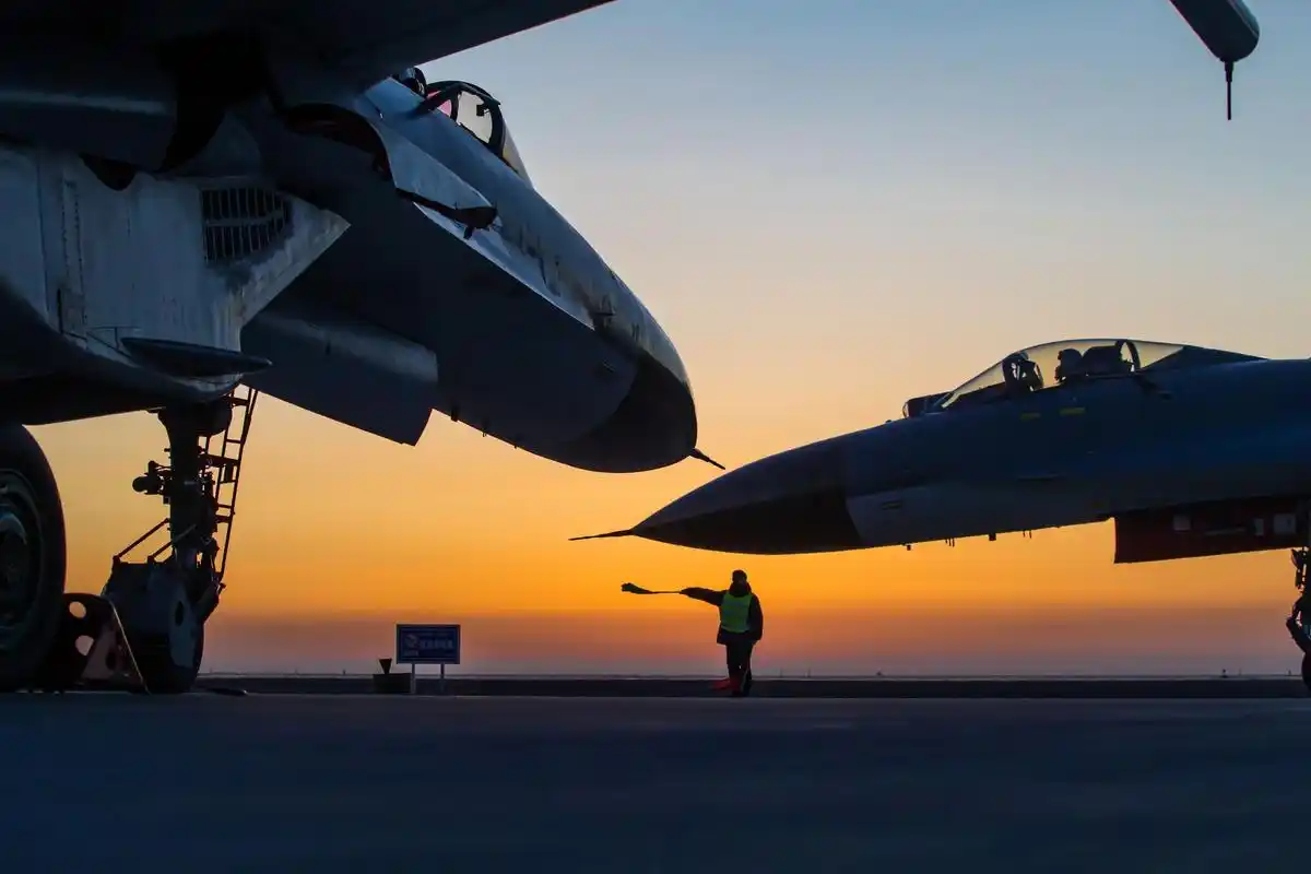 歼11b会变魔法?"追杀"它的敌机关键武器性能通通都大打折扣