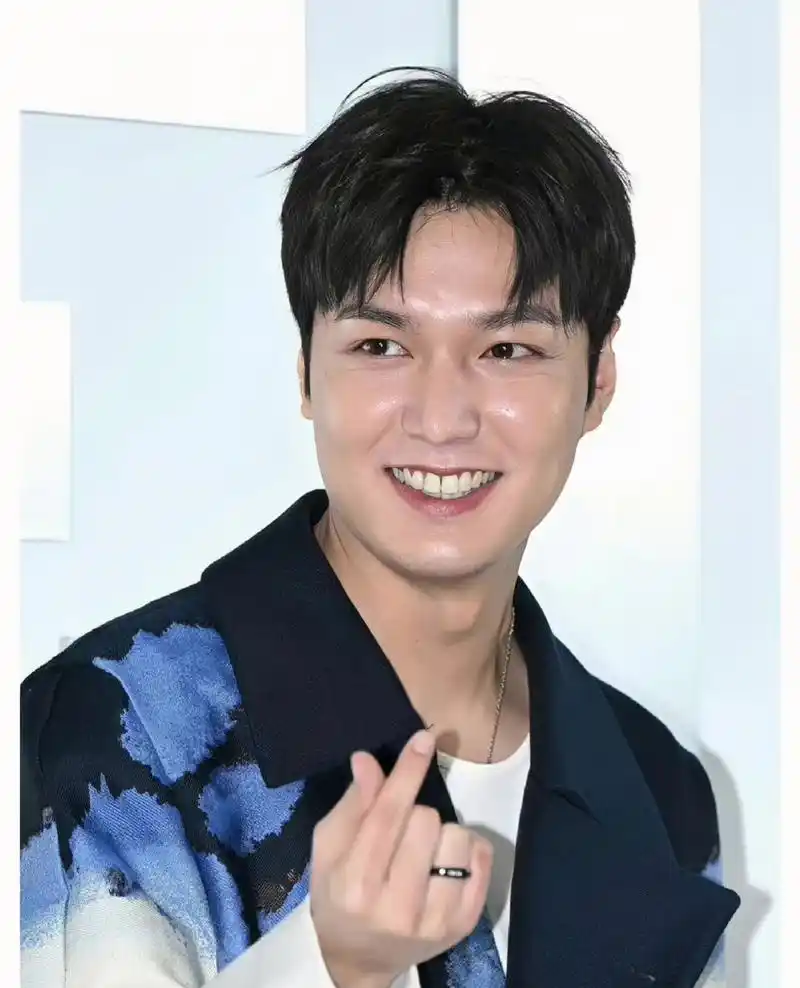 李敏镐这是怎么啦?脸怎么肿的跟肉包一样!这是打了针还是单纯吃胖了!