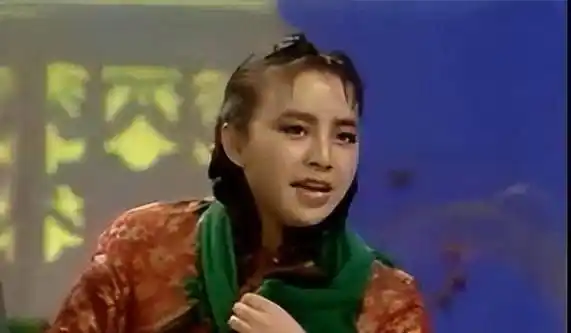 宋丹丹不仅在影视作品中留下了深刻印记,还在现实生活中扮演着一个