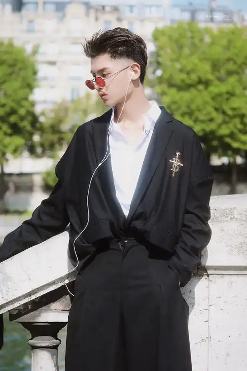 今日分享漂亮贵族小王子justin黄明昊巴黎街拍大片公开