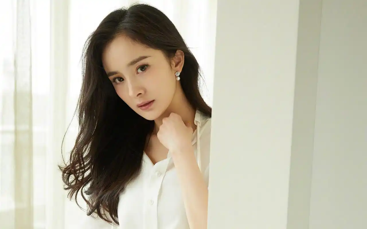 杨幂性感优雅高清桌面壁纸