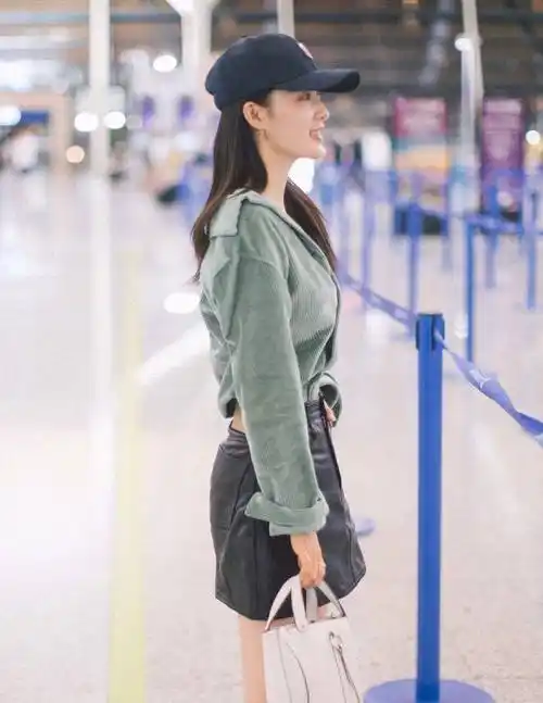 原创李沁笑起来真好看还很会穿薄荷绿上衣配a字短裙时髦又高级