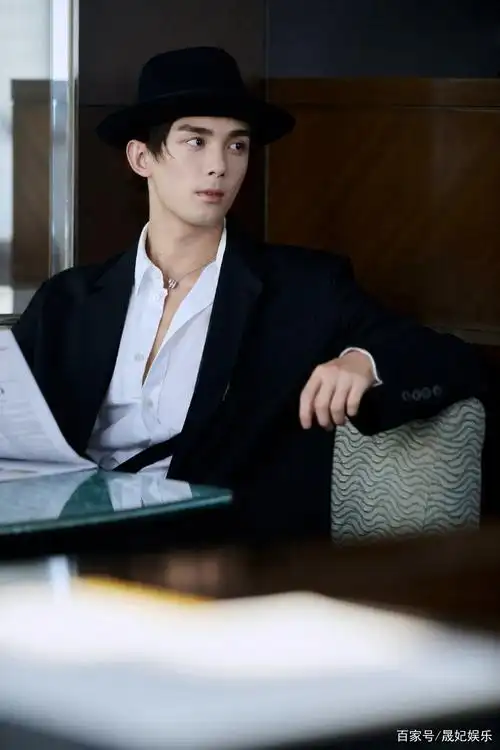 吴磊时尚绅士服,完美侧颜加上清澈眼神,氛围感十足