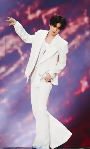 女生都穿不进的"鱼尾裤",蔡徐坤却套上了,看到全身照,美男鱼?