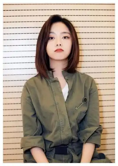 其实谭松韵最常用的发型是短发,像这样偏中分的锁骨发更适合她,不仅有