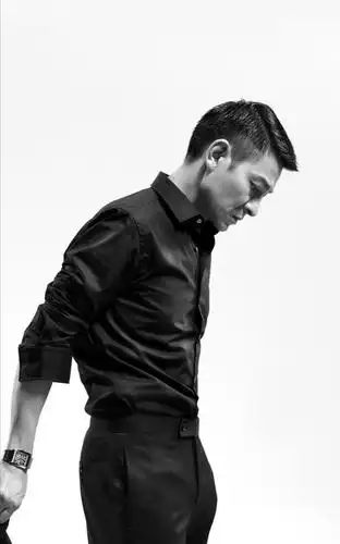 刘德华穿军大衣出镜,内搭深灰色西服套装,低调又有内涵