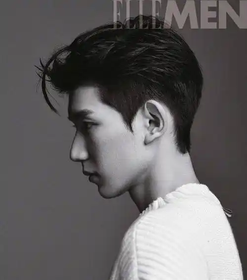 原创王源越来越硬汉一袭皮衣搭逗号刘海帅翻天五官俊朗秒杀众鲜肉