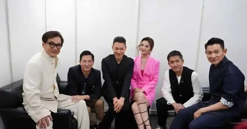 岁月如梭,61岁的李连杰面庞布满皱纹和老年斑,引网友感叹岁月_利智