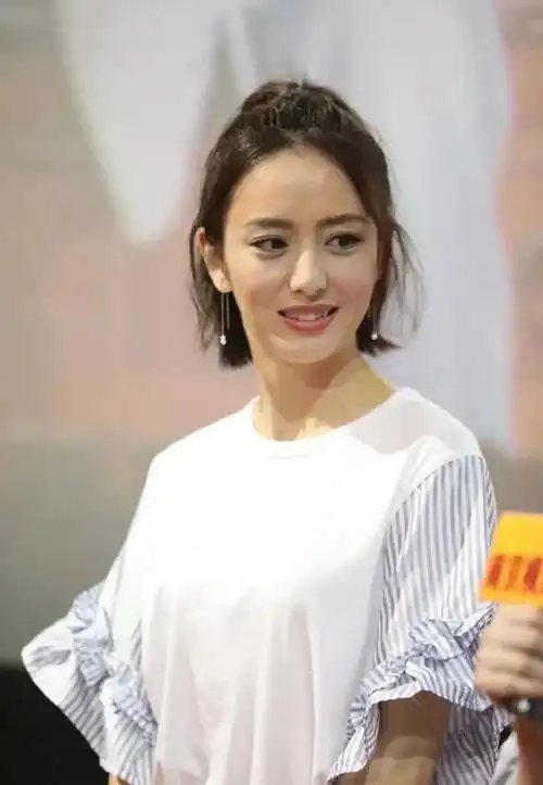 34岁佟丽娅又美了一身白绿搭配成清新少女网友陈思诚好福气