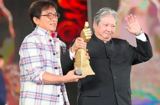 台上颁奖台下扇风成龙与洪金宝几十年兄弟情不一般