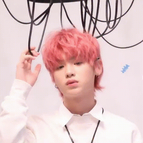 黄明昊 染的粉色这么看还挺红的##黄明昊红发