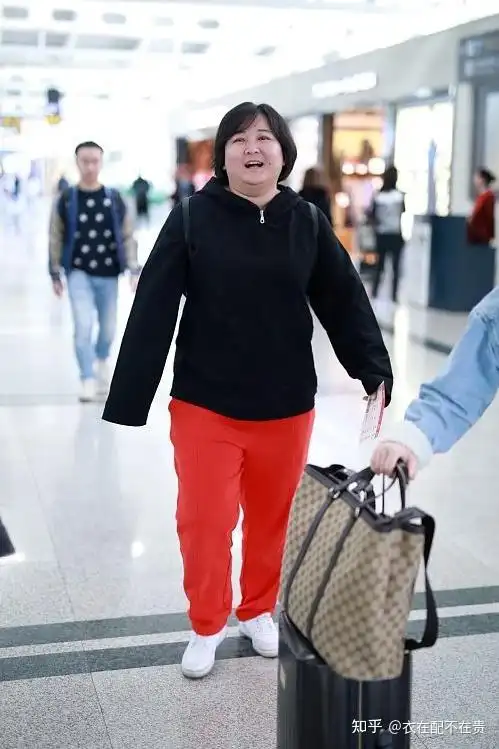 贾玲大方面对镜头身材宽胖但颜色穿对了卫衣配锥形裤成功显瘦