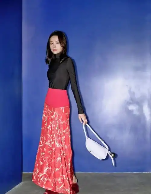 董洁晒视频为儿子顶顶庆生15岁顶顶身高超越妈妈帅气十足