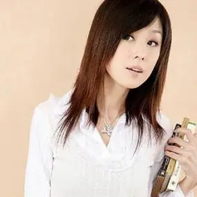 层次感,喜欢碎发发型的女孩,不妨选择一款时尚的发型,她们适合的直发