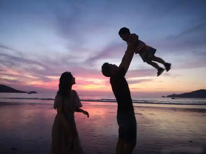 两个人一起参加活动,也是手牵手亮相.