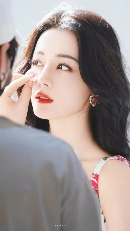 迪丽热巴佩列沙茨大桥海报##迪丽热巴动人玫瑰