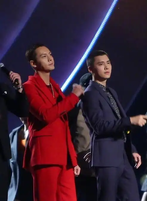 金鸡奖陈伟霆和李易峰同框,同是板寸头,跳舞和不跳舞反差明显