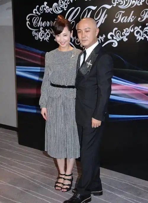 张卫健的老婆真挺会保养的虽然已经是中年人但依旧有颗少女心