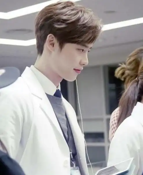 李钟硕不仅有大长腿还有超级完美的侧颜