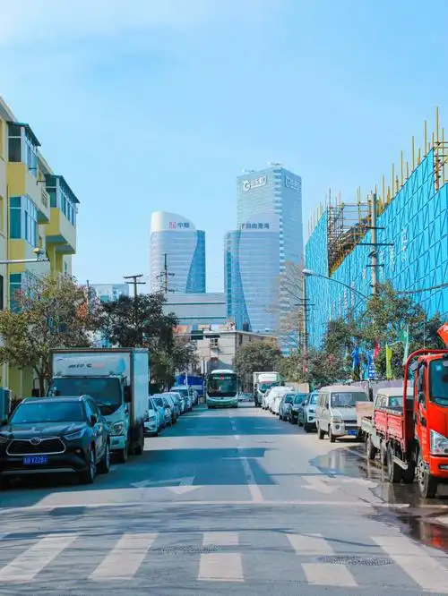 4月17日青岛市南扫街从市区到海边