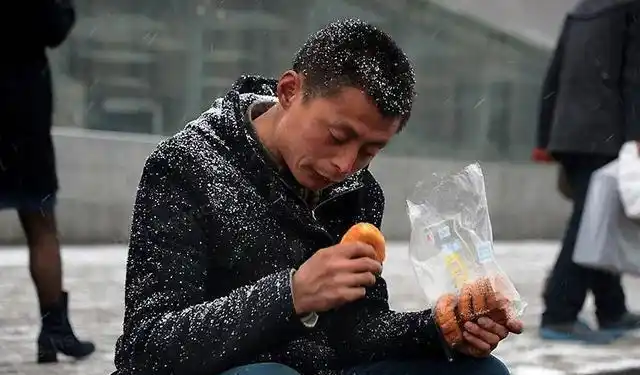 男人活到中年,上有老,下有小,所有的担子一个人扛,充满了艰辛和无奈.