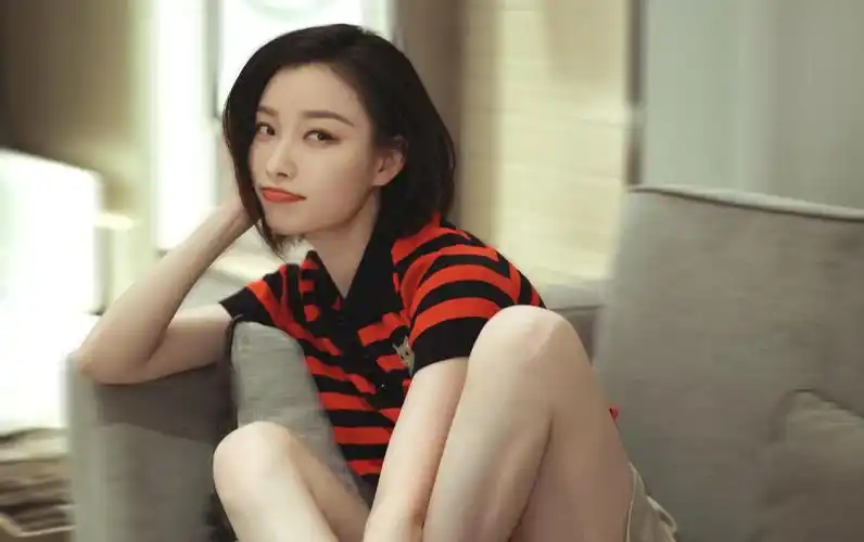 原创倪妮33岁生日写真释出,猫咪刺绣polo条纹衫,笑起来治愈又温暖