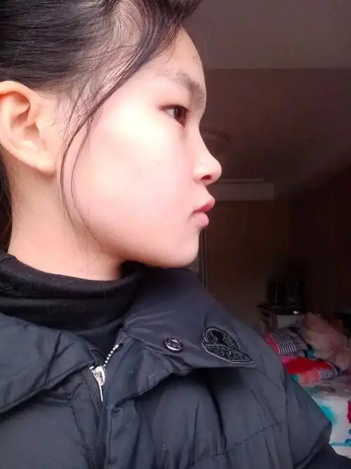 正脸还能看,侧脸咋这么丑也不知道哪部分长错了,各位漂亮小姐姐帮忙