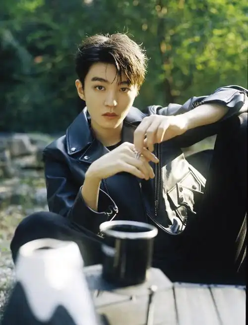 王俊凯0921生日快乐#@tfboys-王俊凯22岁生日写真释出,机车皮衣套装